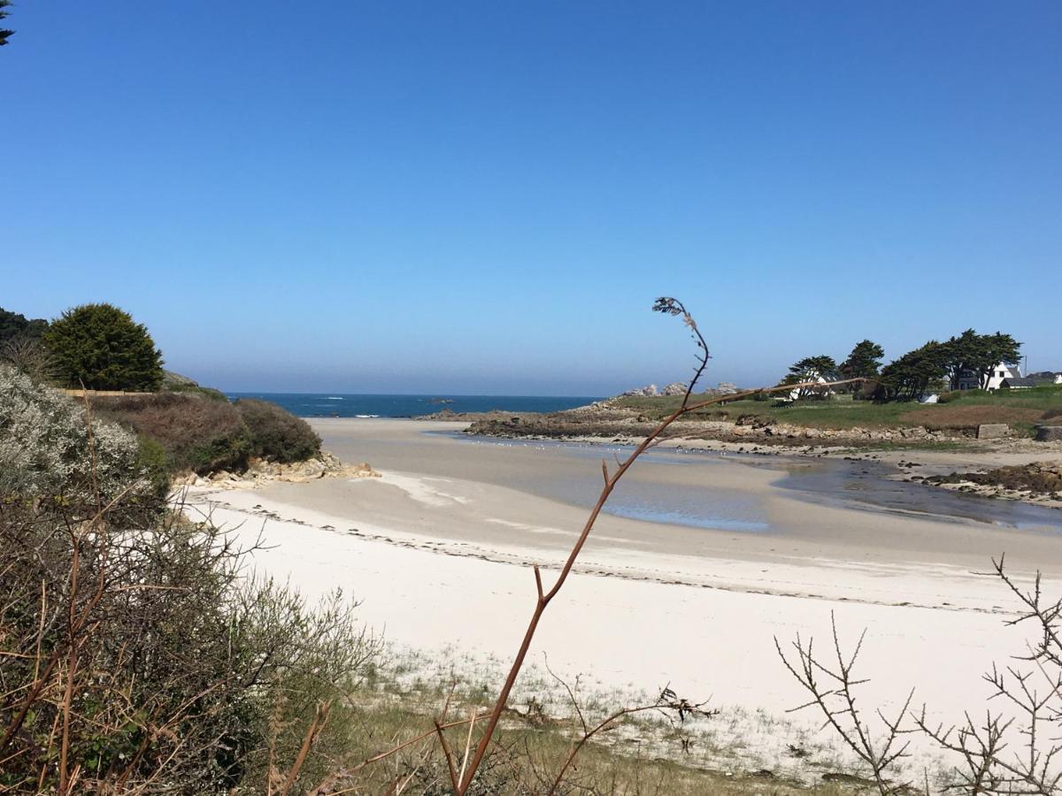 Les Aux Volets Roses Holiday home Landunvez